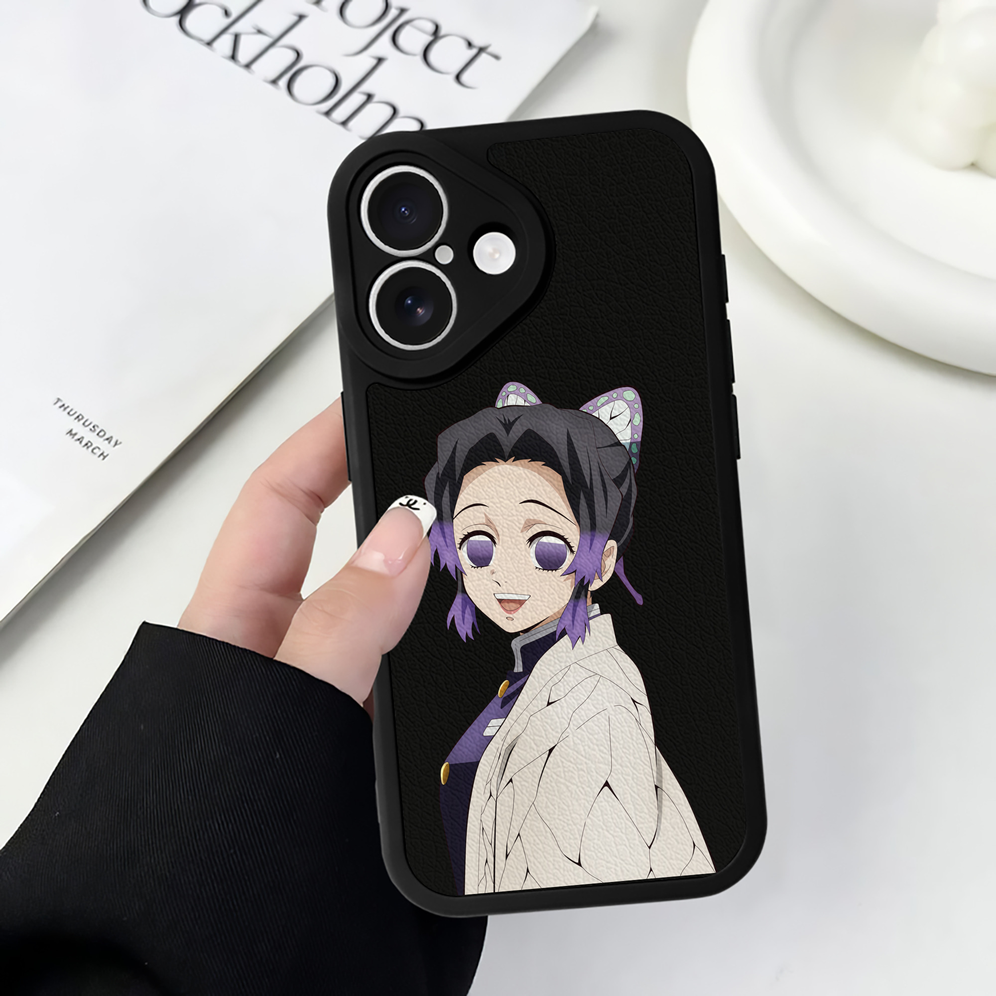 （画像用） 鬼滅の刃（きめつのやいば）蟲柱-胡蝶 しのぶ／こちょう しのぶ Kochou Shinobu 【iPhone 16シリーズ対応】シリコンスマホケース（レザー調） 材質：シリコン